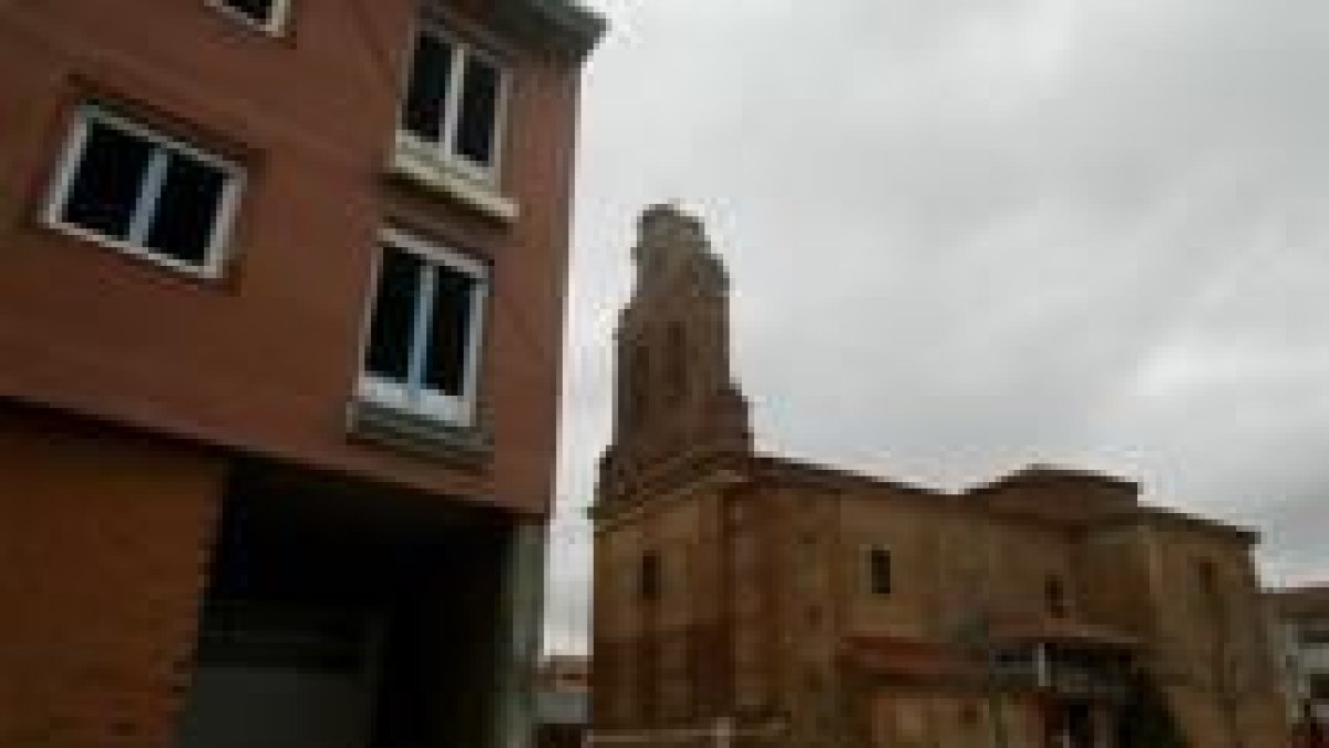 Aspecto de la nueva edificación que se está construyendo al lado de la iglesia de Trobajo del Camino
