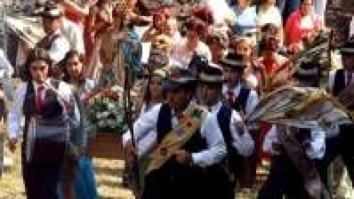 Varias personas, descalzas, se ofrecen en oración a la patrona