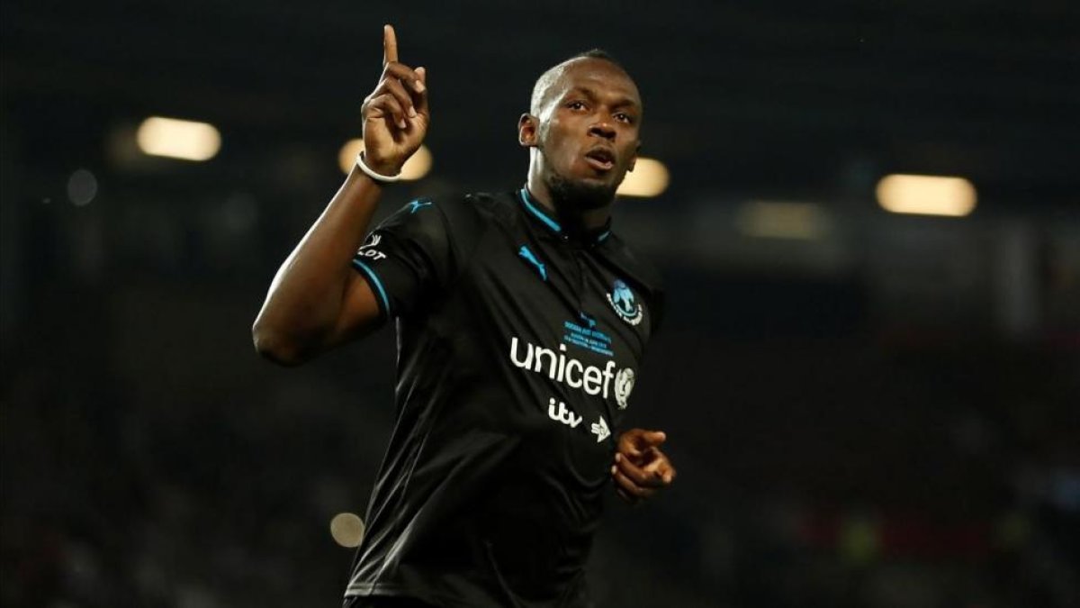 Usain Bolt celebra su gol en la tanda de penaltis