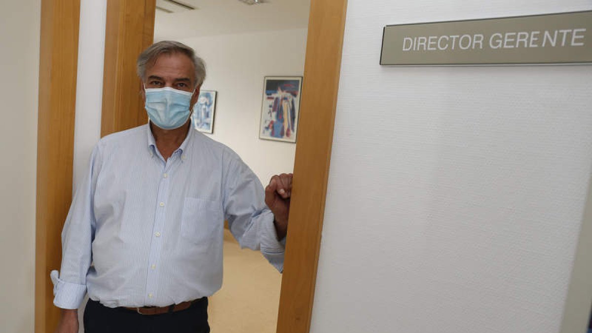 José Pedro Ferrández-Vázquez, gerente de Atención Primaria de León, ayer en su despacho. FERNANDO OTERO