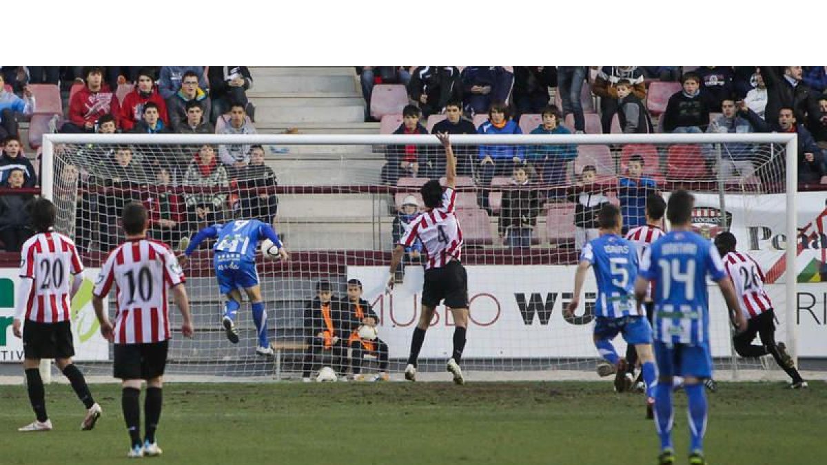Máyor cabecea a la red un balón despejado por Castilla que a la postre serviría para que la Deportiva lograra su primera victoria en Las Gaunas.