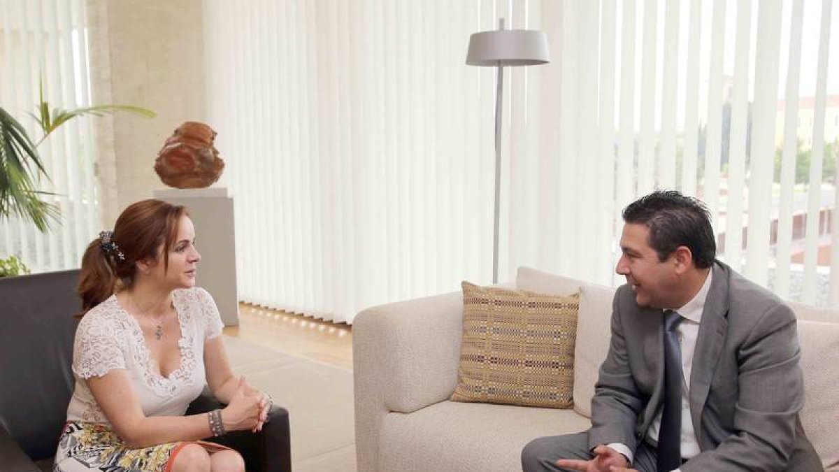 La presidenta de las Cortes, Silvia Clemente, se reúne con el procurador de UPL, Luis Mariano Santos para conocer la propuesta de candidato a la Presidencia de la Junta