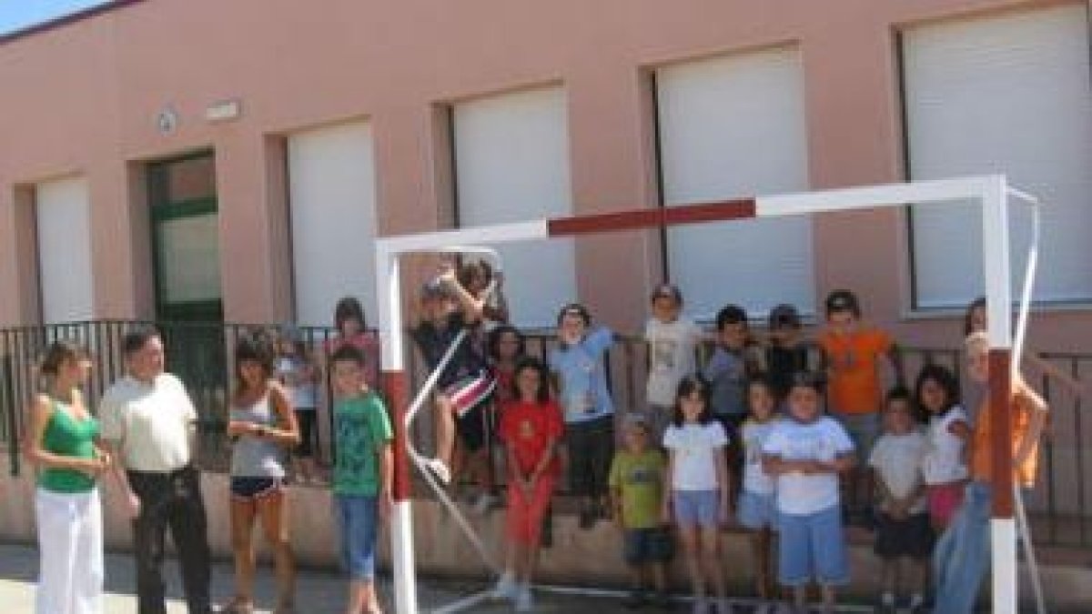 El alcalde de Cuadros posa con las monitoras y los niños asistentes al programa de ocio.