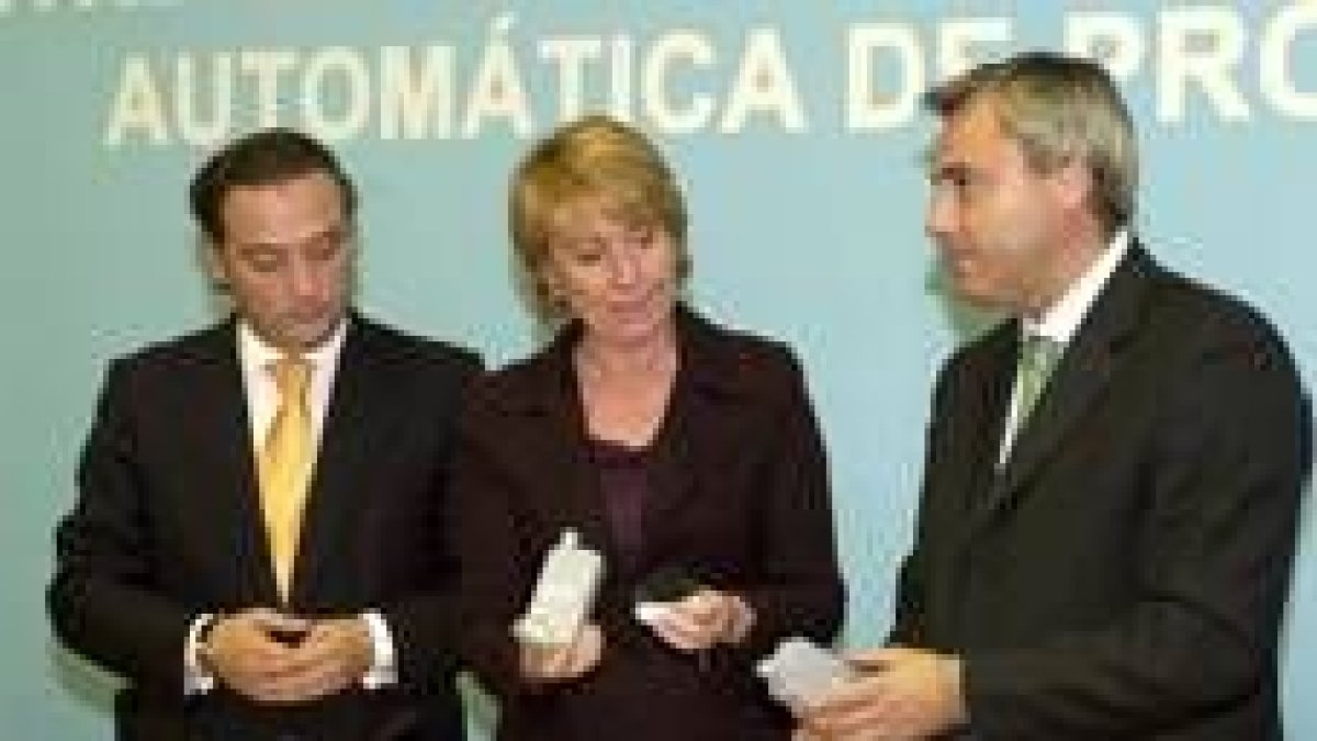 Alfredo Prada y Esperanza Aguirre presentan la pulsera en presencia de un técnico