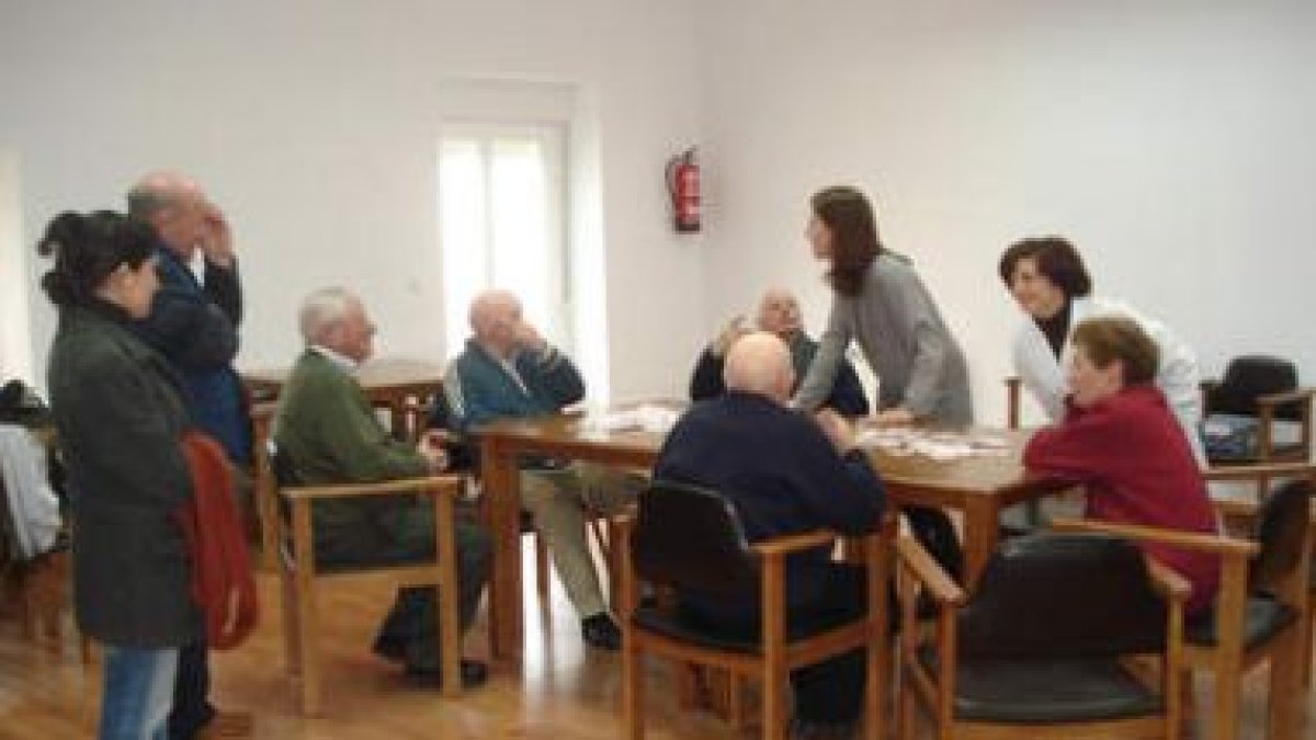 Los enfermos, con el personal especializado, en el primer día de funcionamiento del centro.