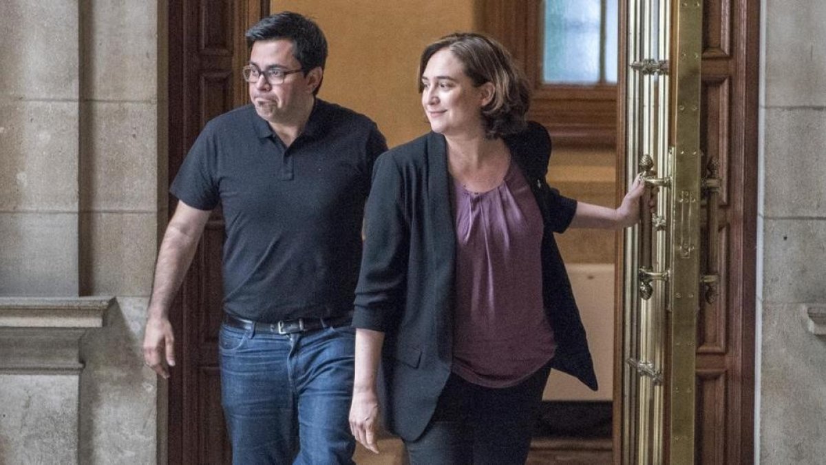 La alcaldesa Ada Colau y el teniente de alcalde Gerardo Pisarello, este martes, en el Ayuntamiento de Barcelona.
