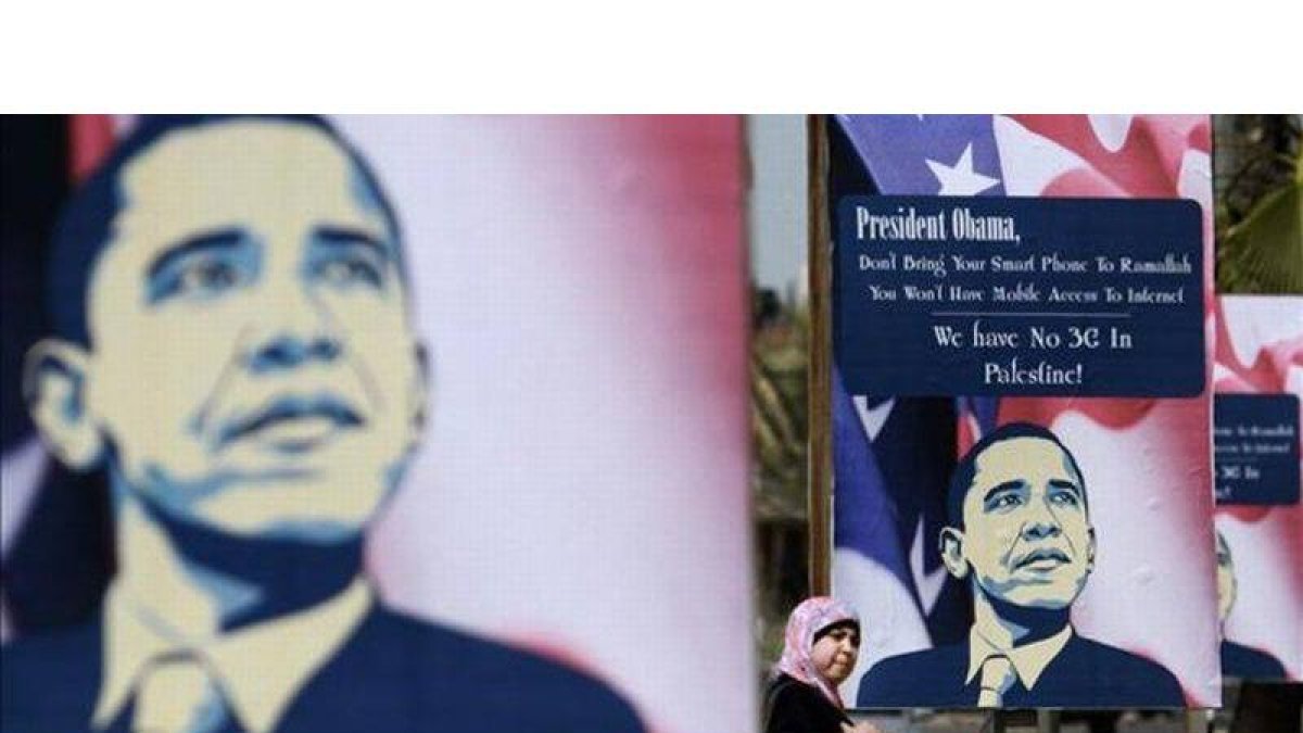 Un poster de Obama en la ciudad de Ramala (Cisjordania) a una semana de la visita del presidente de EEUU.