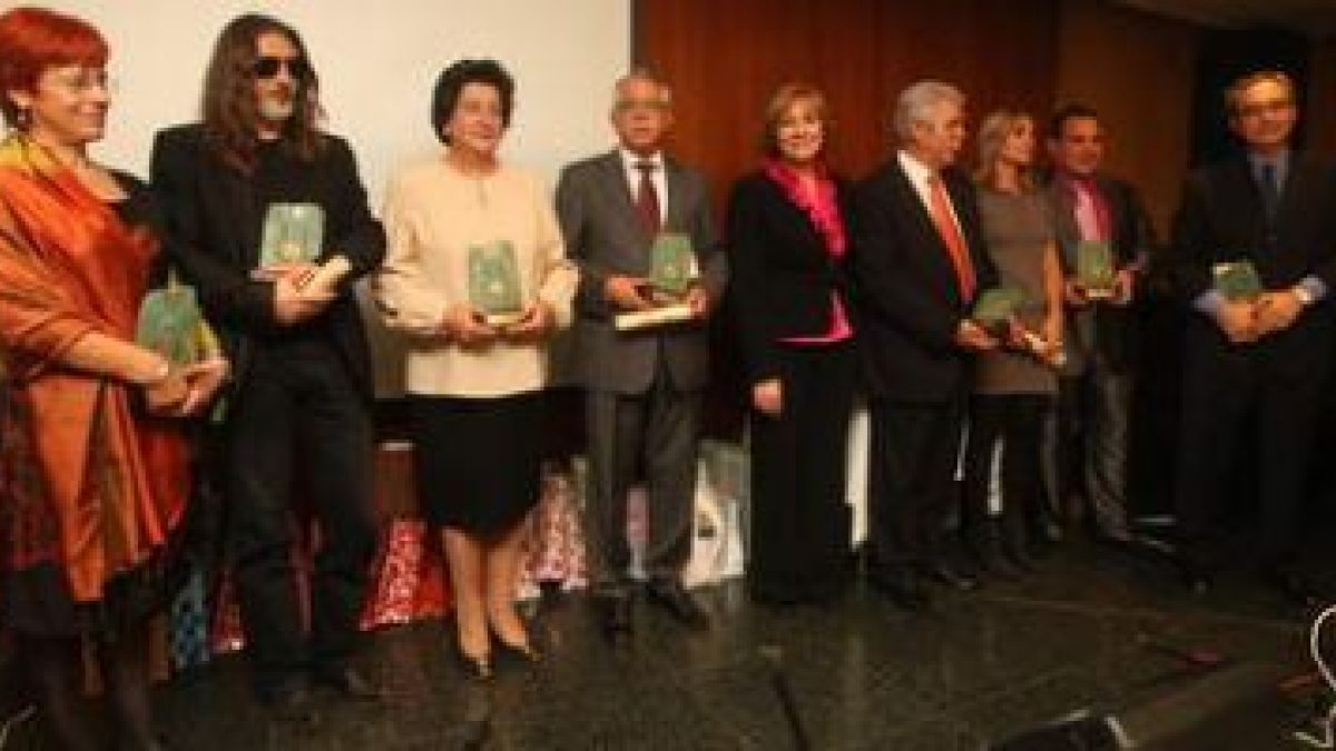Fotografía de familia de las personas y representantes de colectivos y medios premiados, con los dir