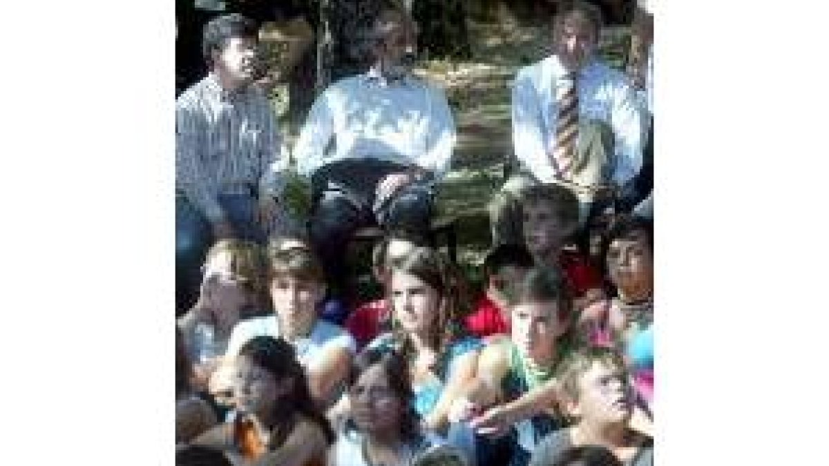 Martín Pedruelo, Santos Llamas y Lagartos, junto a los niños
