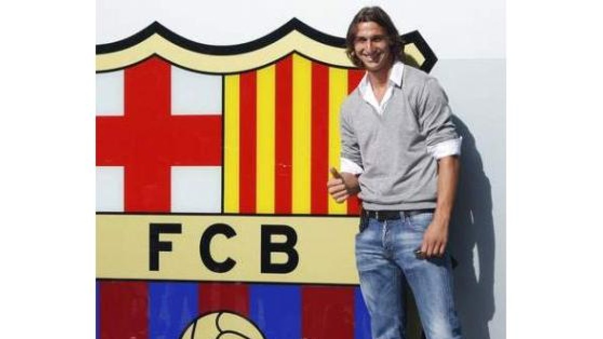 Ibrahimovic junto al escudo del Barcelona en su presentación.