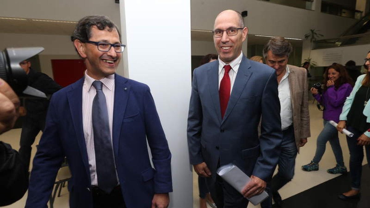 Carlos Martín Tobalina, derecha, ayer en la Escuela de Idiomas de Ponferrada. L, DE LA MATA