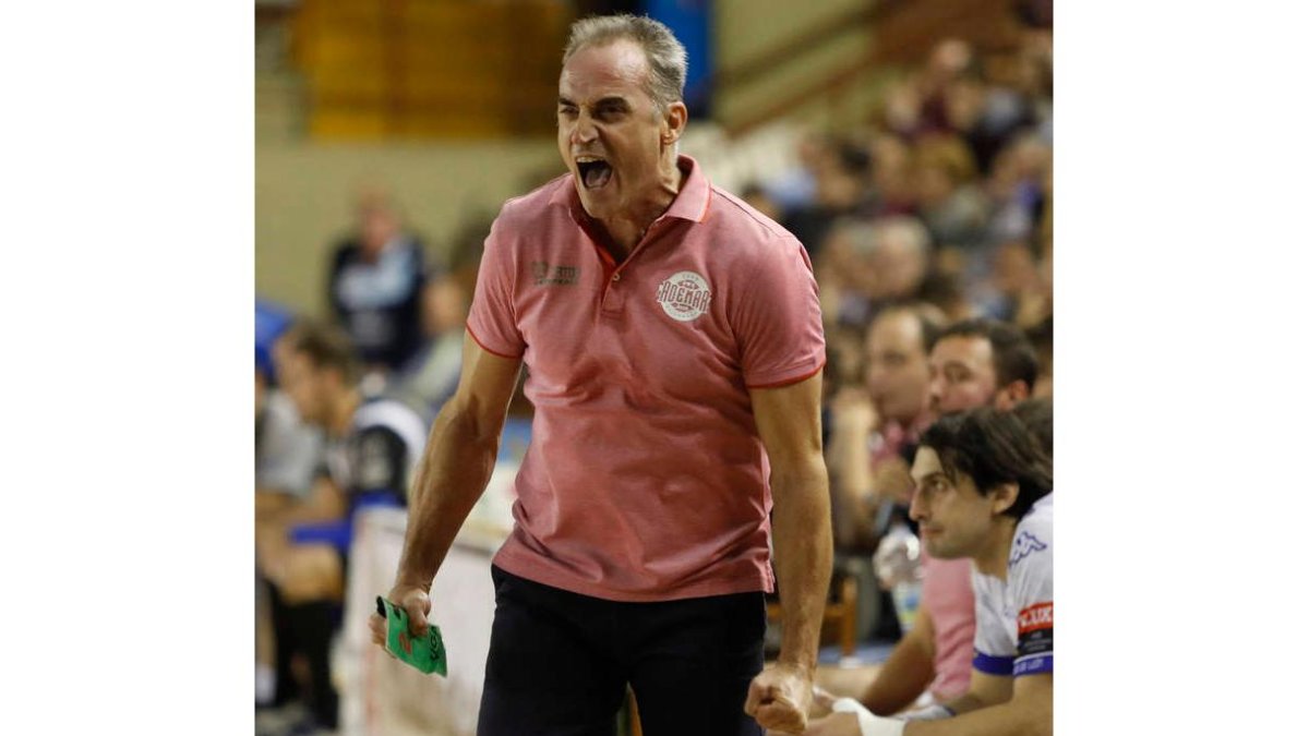 El entrenador del Abanca Ademar, Rafael Guijosa, durante el partido ante el Valladolid. JESÚS F. SALVADORES