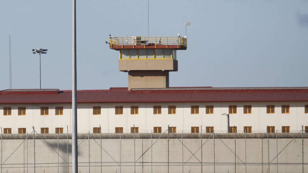 Torre de vigilancia del Centro Penitenciario de Villahierro. JESÚS F. SALVADORES