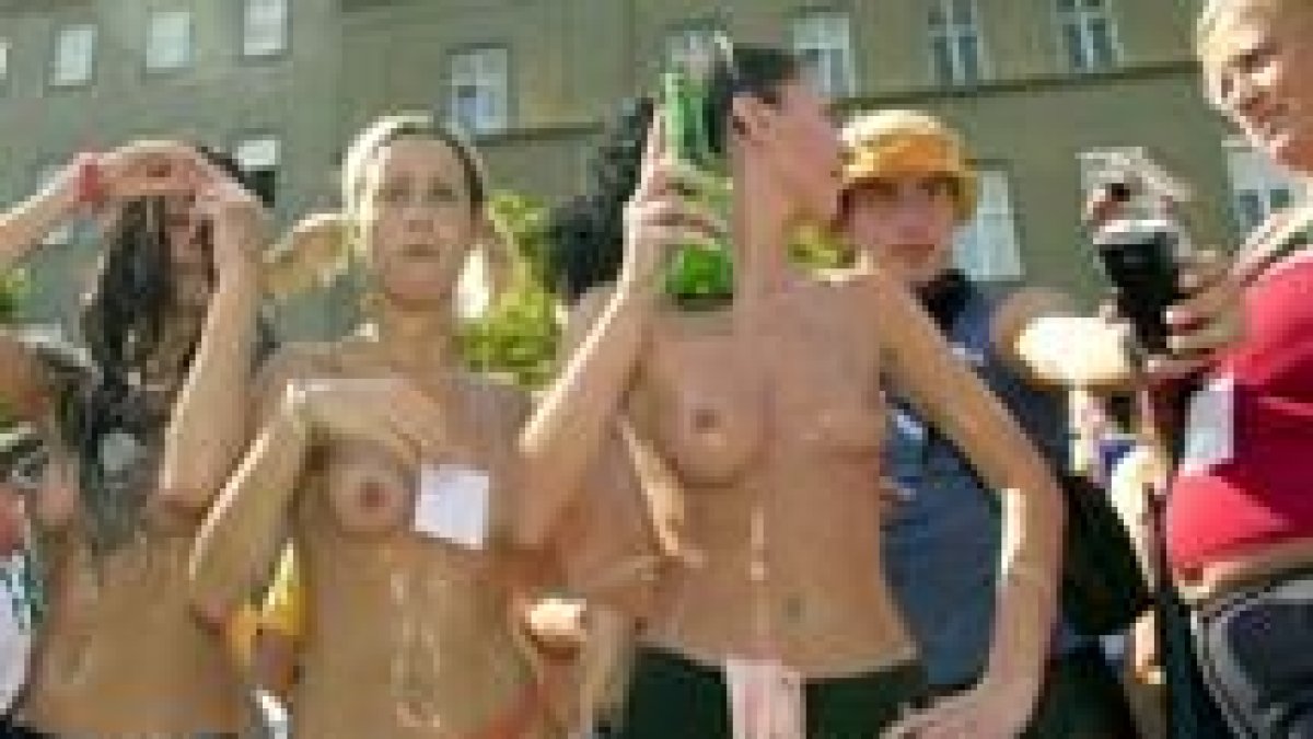 Participantes de la Love Parade en Viena, celebrada el pasado seis de julio
