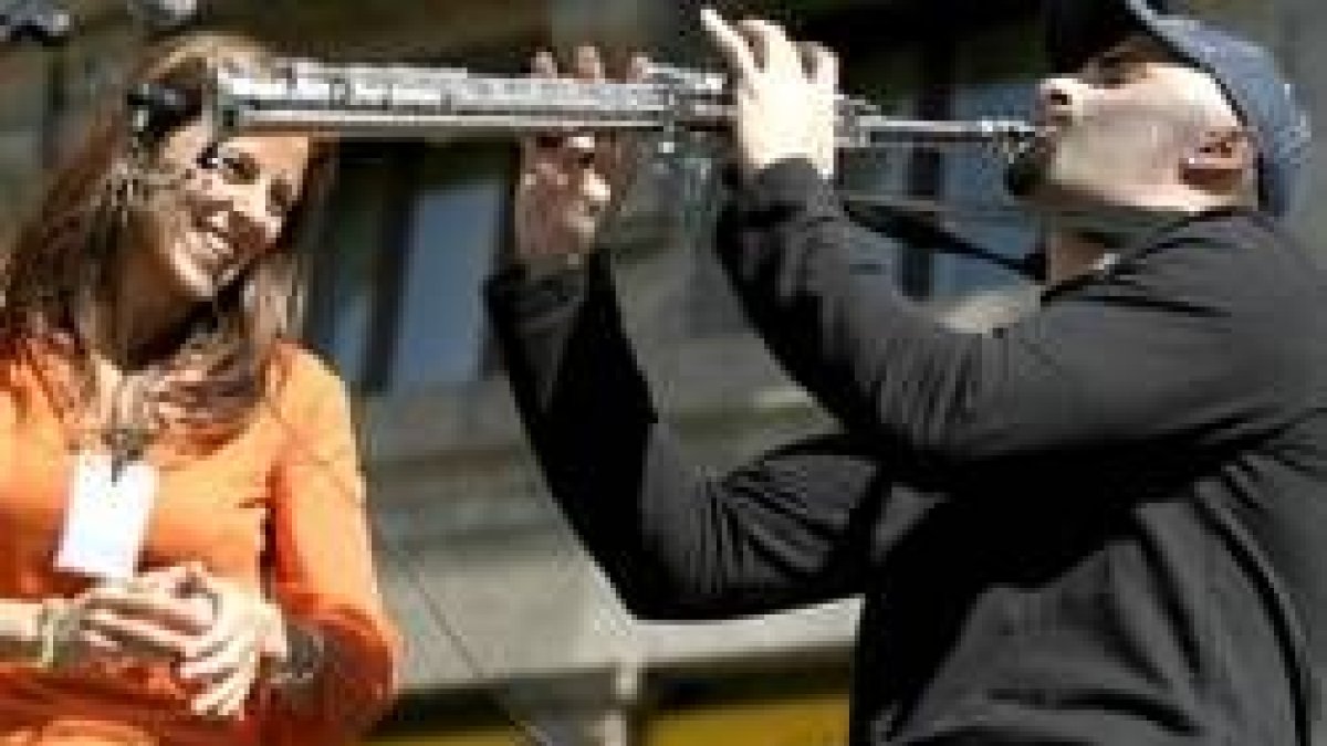 Dos de los integrantes de Chambao, durante un concierto ofrecido en plena plaza madrileña de Callao
