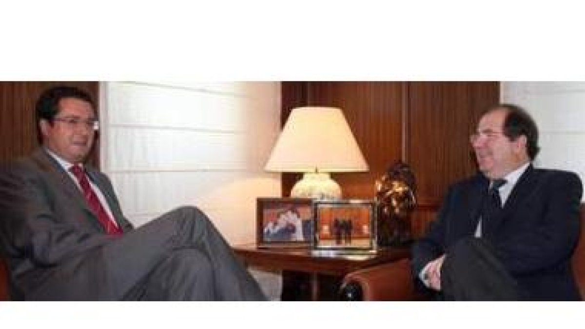 Óscar López y el presidente de la Junta, Juan Vicente Herrera, en un momento del encuentro de ayer e