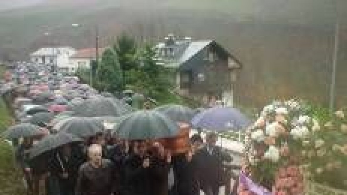 La comitiva fúnebre se encamina hacia el cementerio