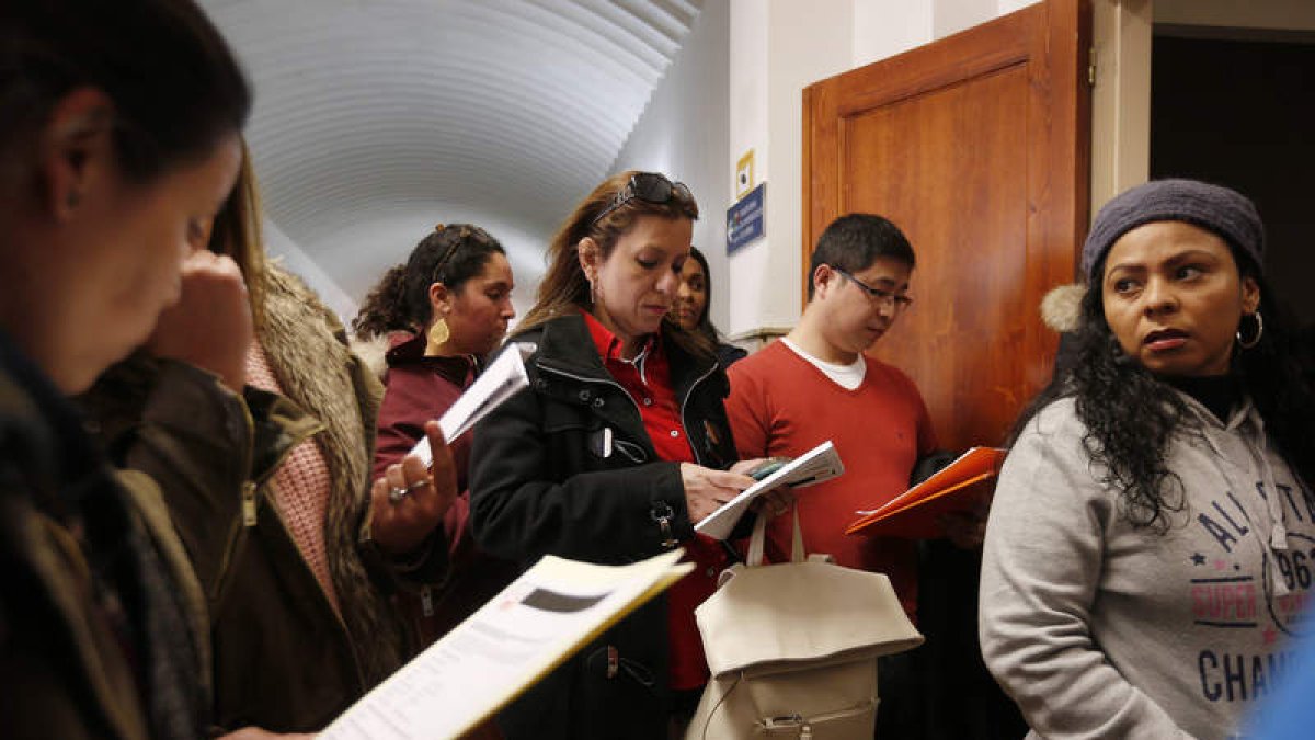 Varias personas migrantes durante una convocatoria de examen de nacionalidad. JESÚS F. SALVADORES