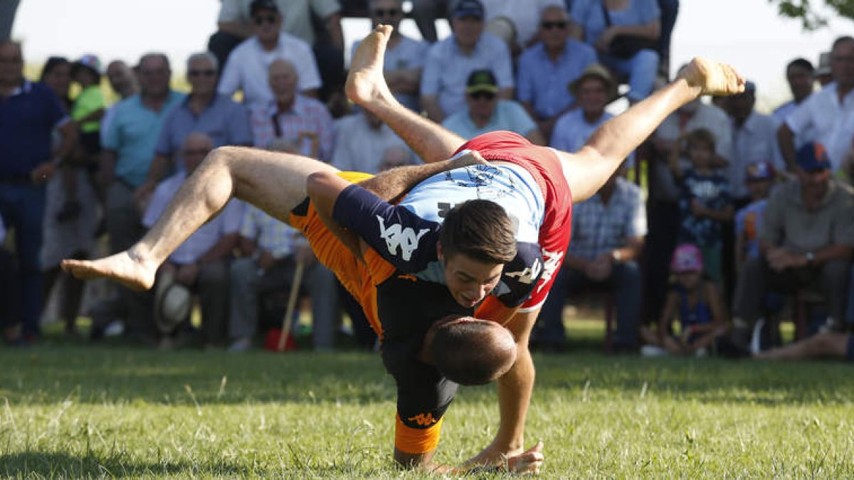 Fernando Rodríguez y Jesús Martínez durante uno de los combates disputados ayer en la localidad leonesa de Quintana de Rueda. FERNANDO OTERO