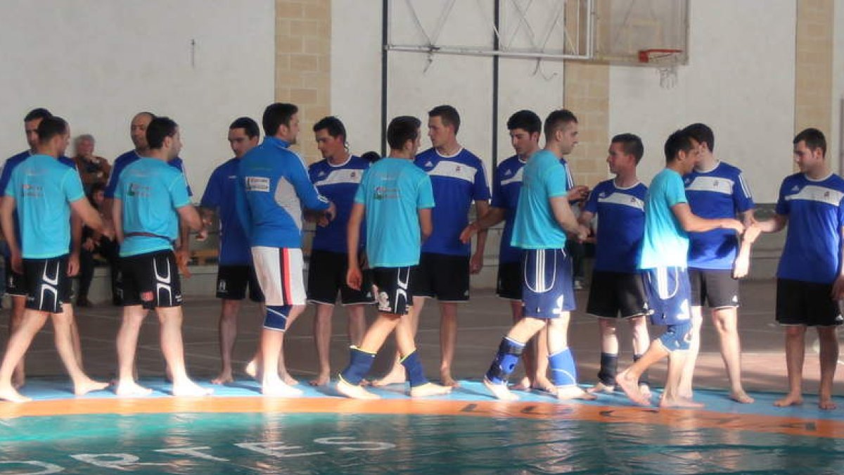 Momento inicial del saludo entre Campohermoso y los anfitriones Esla-Rueda.