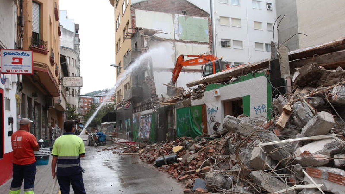 Una máquina equipada con un cazo, durante los trabajos de derribo del inmueble. ANA F. BARREDO