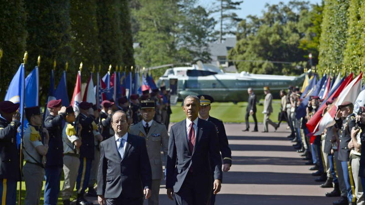 Hollande y Obama pasan revista a la guardia de honor a su llegada a la ceremonia.