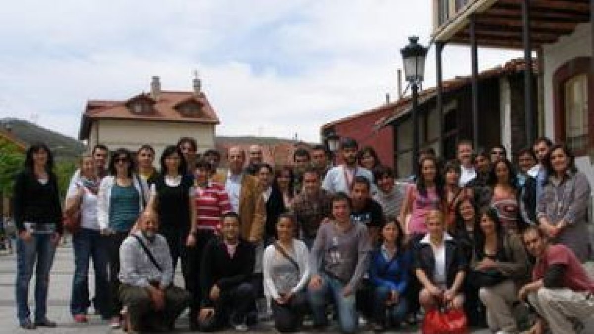 Autoridades y alumnos ayer, en la clausura del curso universitario
