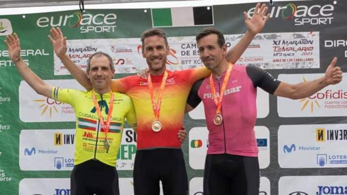 Iñaki Villalán, en el podio a la izquierda con su medalla de plata. DL