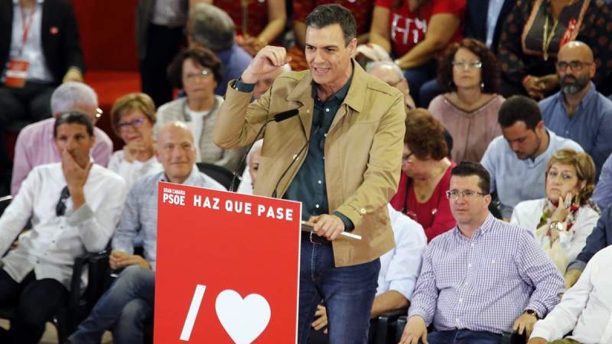 El presidente, Pedro Sánchez, participó ayer en un acto electoral en Las Palmas. ELVIRA URQUIJO A.