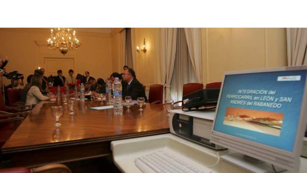 Una reunión del consejo de administración de León Alta Velocidad 2003 en el año 2005. ARCHIVO