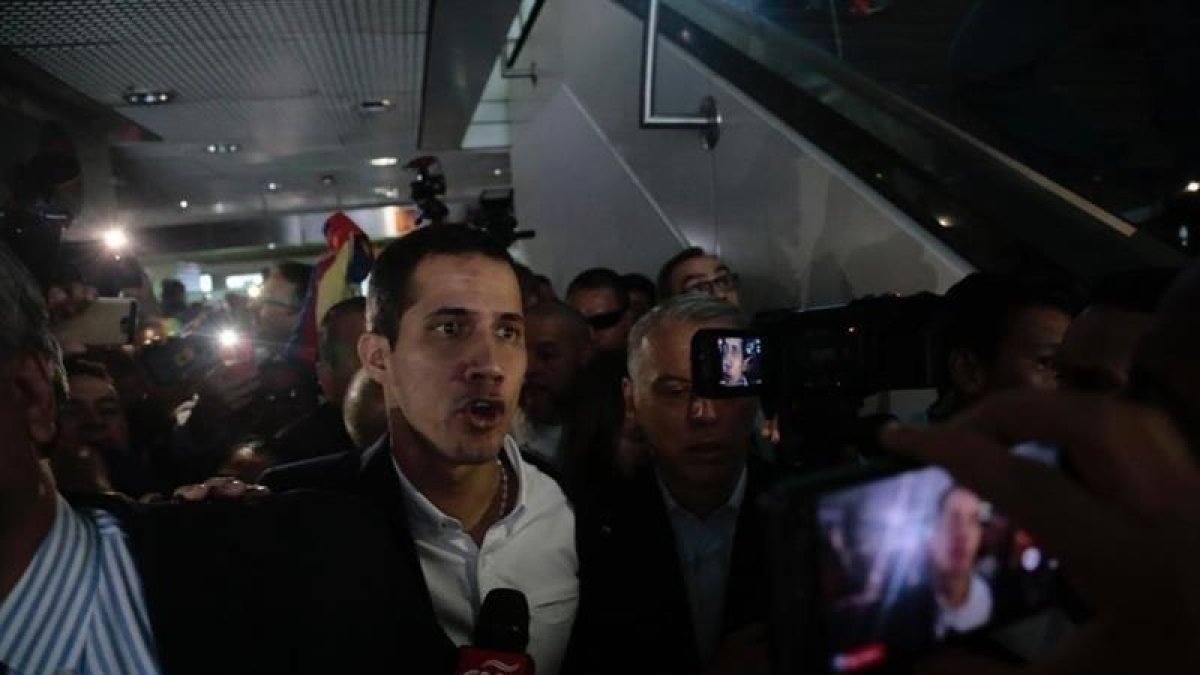 jefe del Parlamento venezolano, Juan Guaidó, llega este lunes al Aeropuerto Internacional de Maiquetía Simón Bolívar.