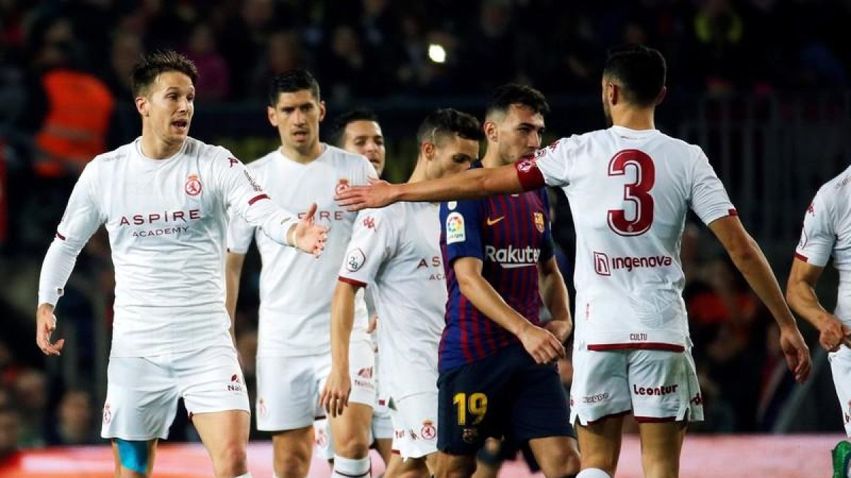 Los jugadores de la Cultural Leonesa celebran el primer gol del equipo leonés durante el encuentro correspondiente a la vuelta de los dieciseisavos de final de la Copa del Rey que disputan frente al FC Barcelona en el Camp Nou, en Barcelona