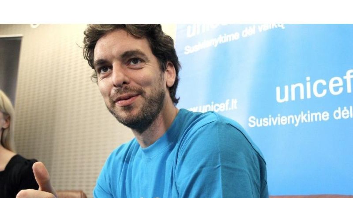 Pau Gasol, jugador de la seleccion española de baloncesto, ejerció hoy de embajador de Unicef en un acto que se celebró en la ciudad lituana de Kaunas, en la víspera del partido de cuartos de final del Europeo que enfrentará a España con Eslovenia.