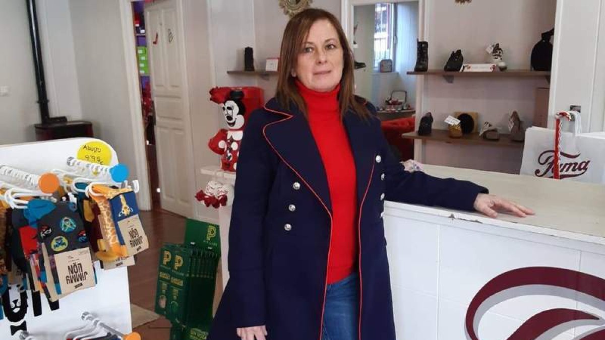 Inés Fernández en su zapatería Fama en Villablino.