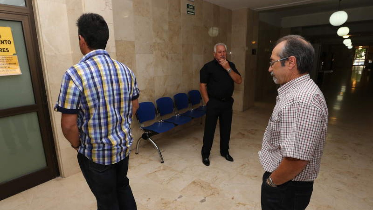 Al fondo el alcalde, ayer en los juzgados con sus ediles Pedro Rodríguez e Ismael Blanco.