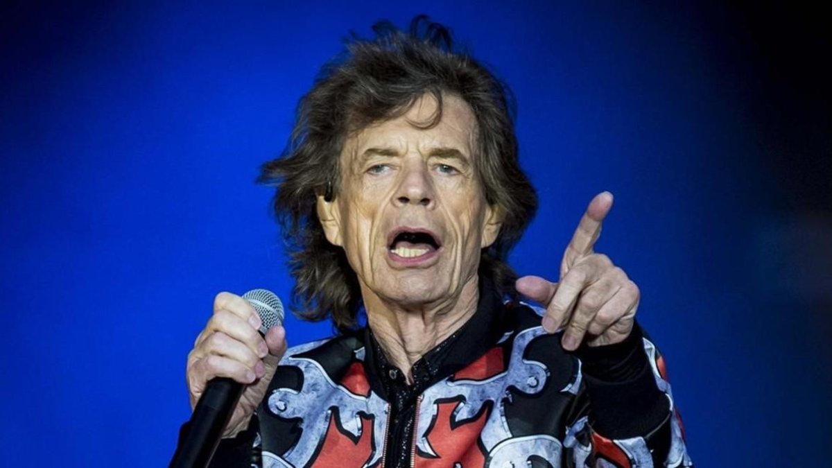 Mick Jagger, en su salsa, ante la multitud, en un concierto. /