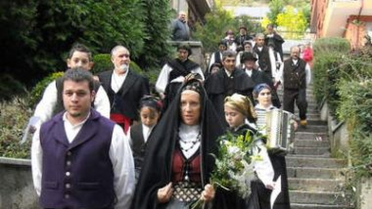 El padrino y la novia se dirigen a la iglesia acompañados de los invitados.