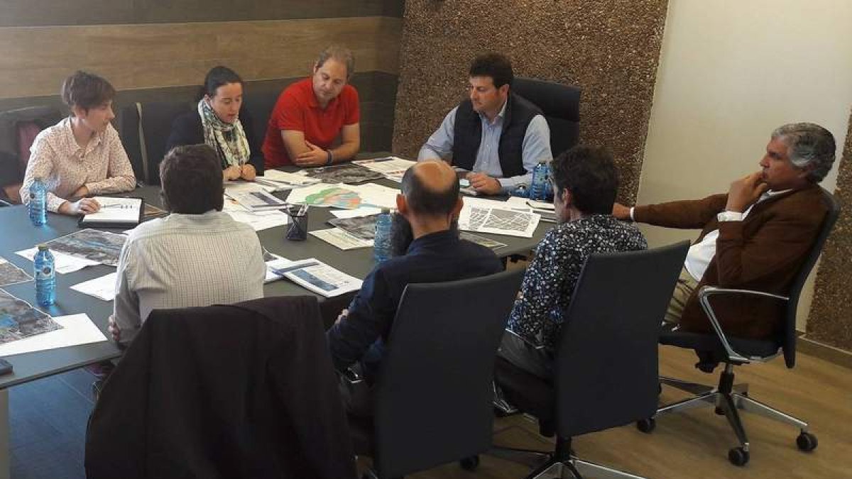 Técnicos municipales, el equipo redactor del Plan del Torío, los ediles y el alcalde, en una reunión. DL