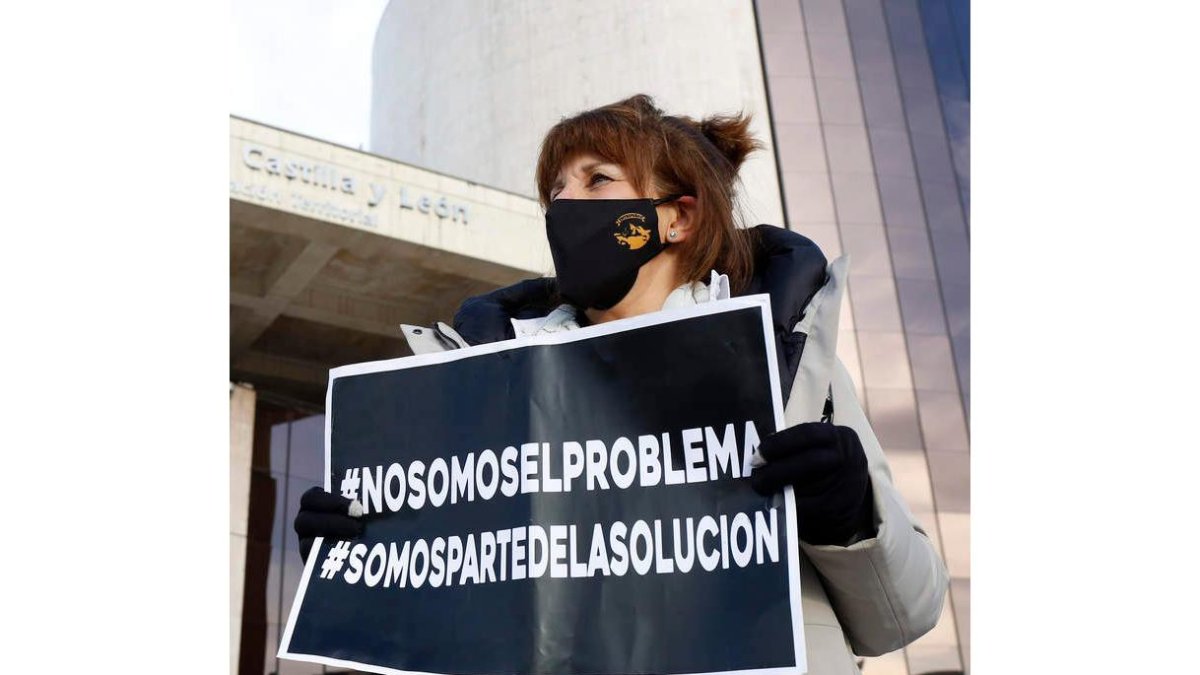 Los hosteleros leoneses se manifestaron el pasado jueves por el centro de la ciudad. FERNANDO OTERO