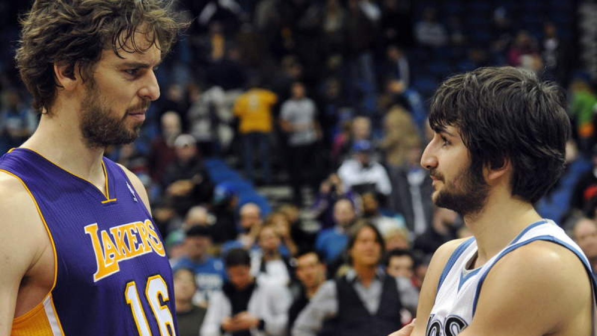 El jugador de los Lakers Pau Gasol dialoga con Ricky Rubio de los Timberwolves.