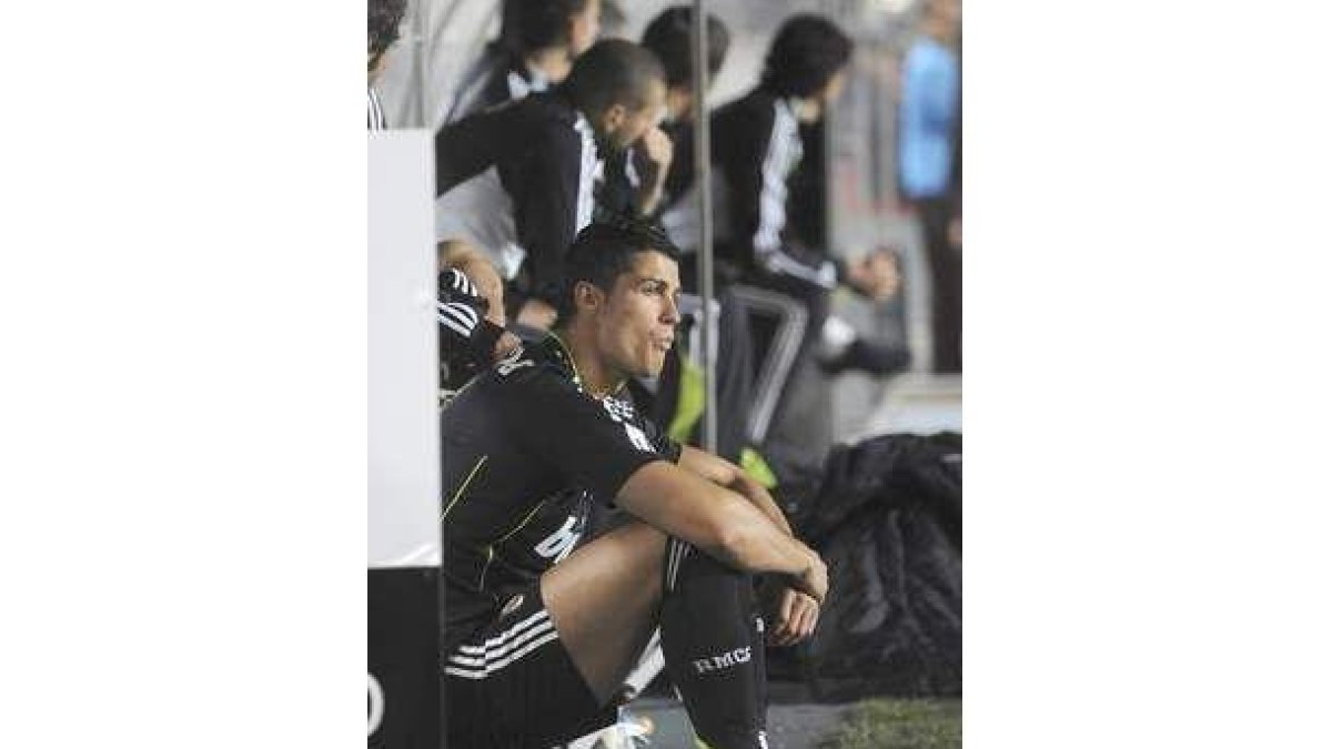 Cristiano con cara de pocos amigos tras ser sustituido.