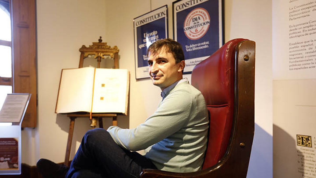 El coleccionista Víctor Miguélez con una de sus constituciones. DL