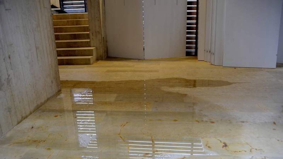 Un charco formado cerca de las escaleras que llevan a la primera planta y al coro.