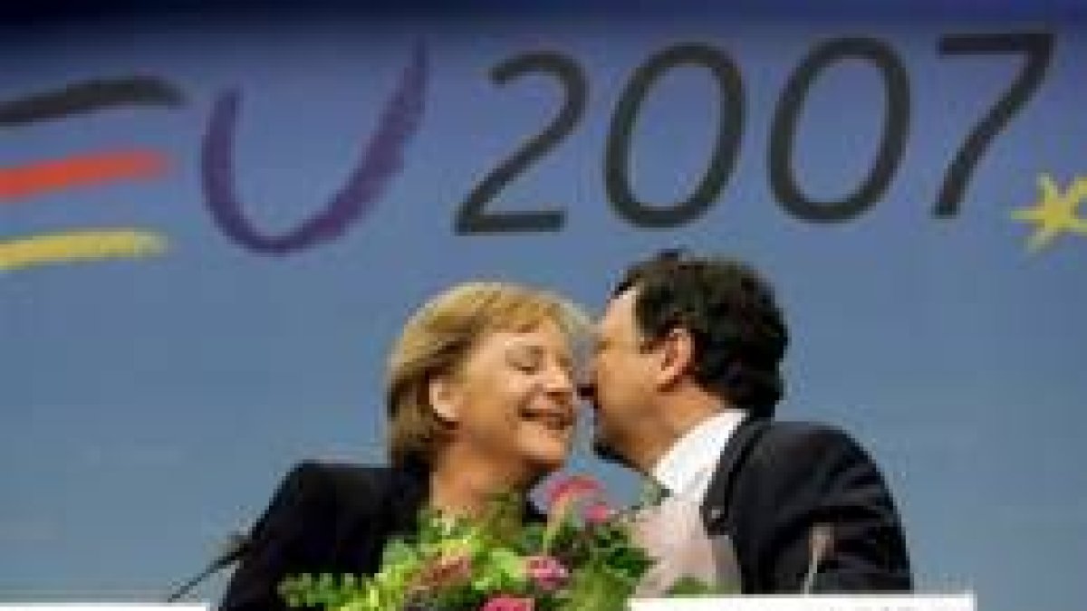 Angela Merkel, ayer, junto al presidente de la Comisión, Durao Barroso, tras llegar a un acuerdo