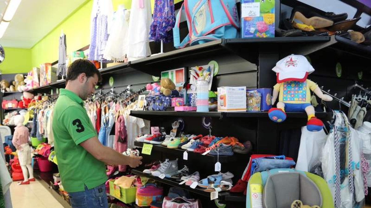 Interior de una tienda de compra venta, sobre el sector de productos de línea infantil.