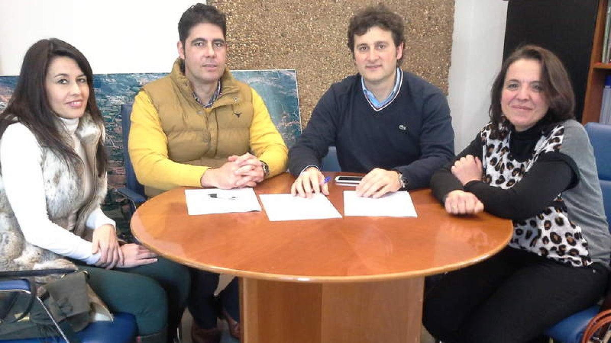 Nozal, García y Pastor, tras la firma de la escuela de esgrima.