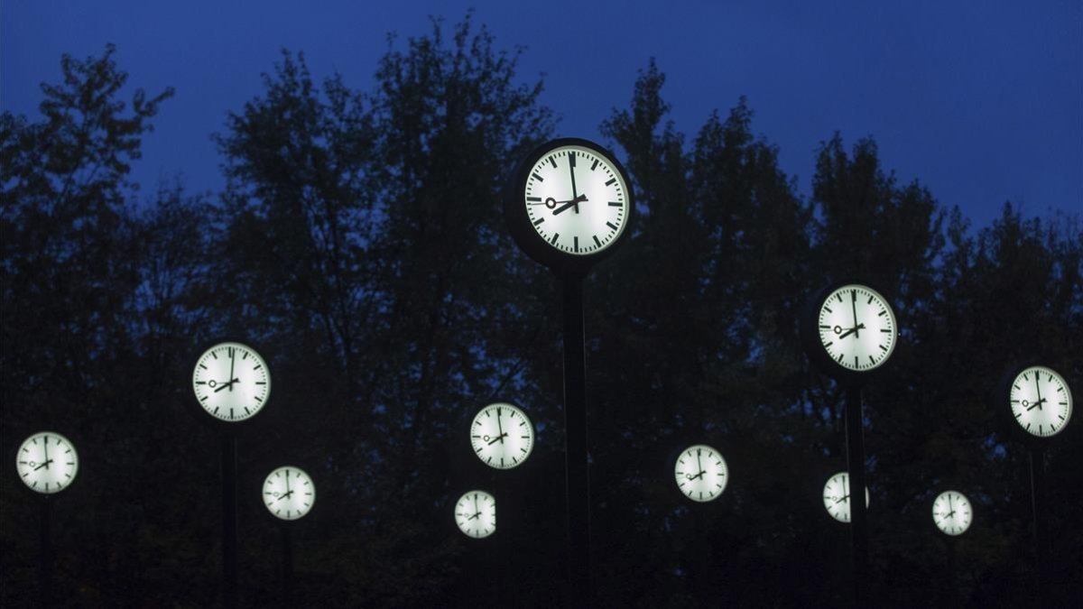 Relojes en una instalación del artista Klaus Rinke en Dusseldorf. /