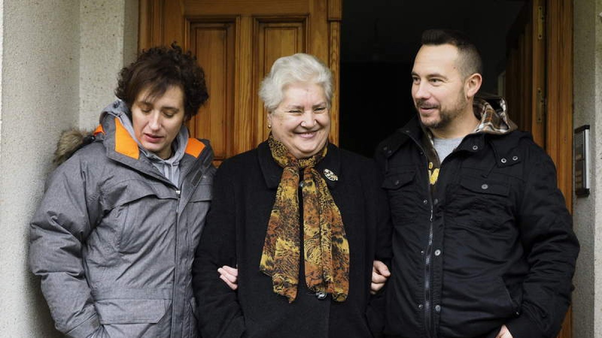 Teresa, su madre, Jesusa y el marido de la auxiliar, Javier.