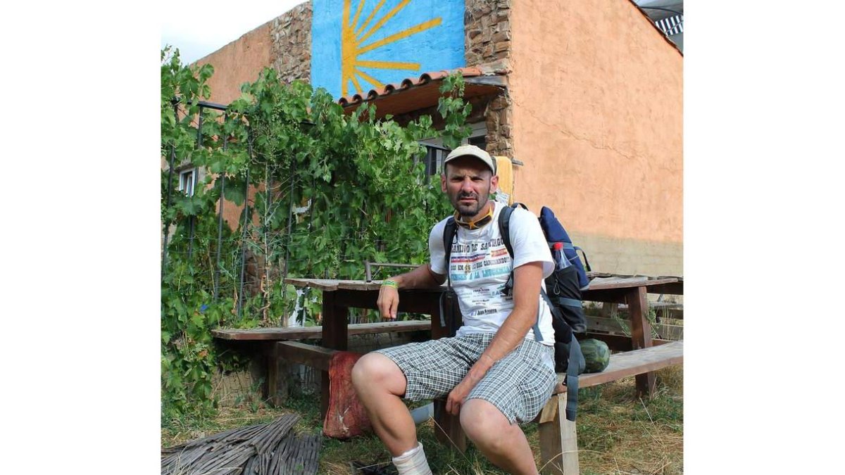 El ex legionario Juan Montero descansó ayer en el Albergue Santa Ana, en San Martín del Camino.