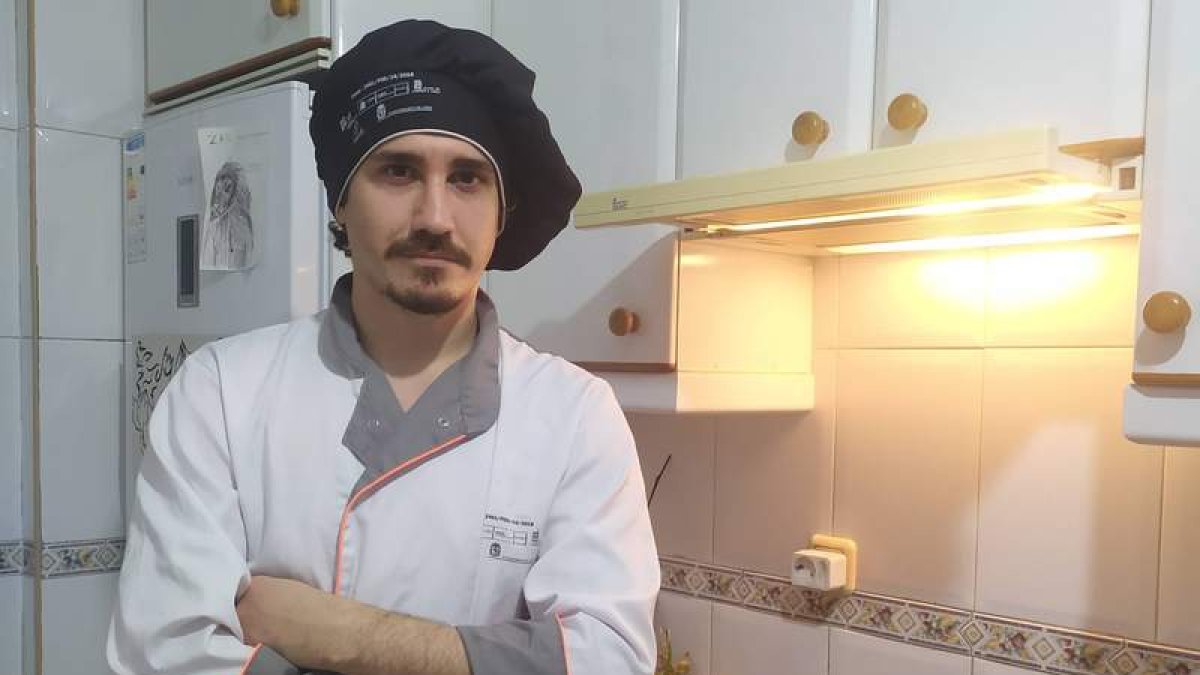 Javier Fernández Pozo, alumno en paro del programa de cocina que promueve el Ildefe. DL